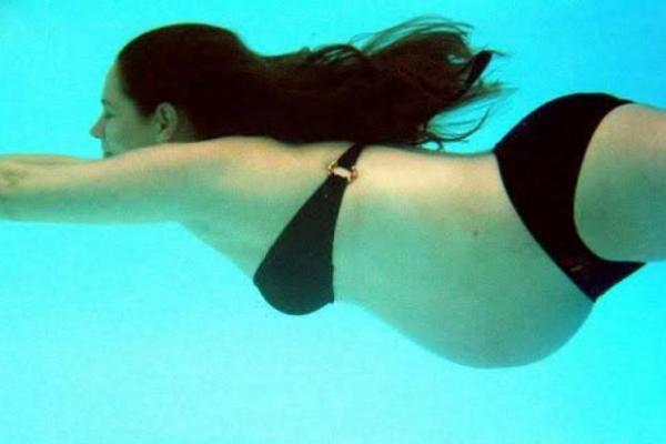 Swimming Whilst Pregnant – What You Need To know