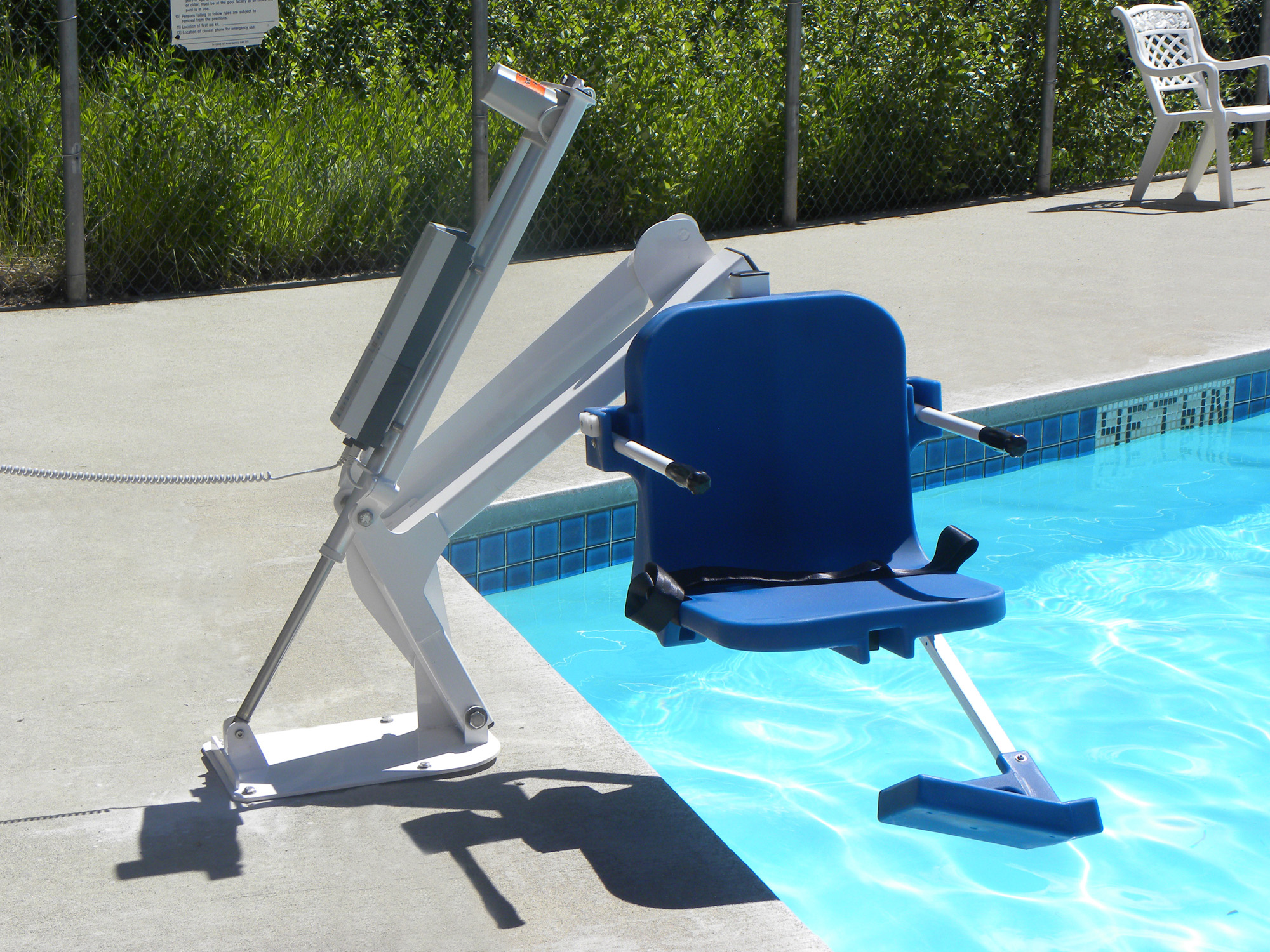 The Advantages and Disadvantages of Portable Pool Lifts