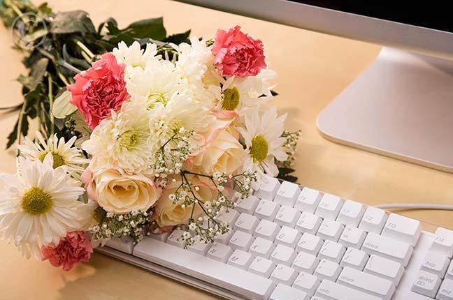 The Pros and Cons Of Sending Flowers Through Online Florists