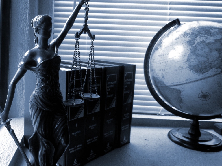 What’s The Difference? 3 Reasons To Choose The Right Type Of Law Firm For Your Case