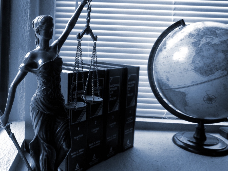 What’s The Difference? 3 Reasons To Choose The Right Type Of Law Firm For Your Case