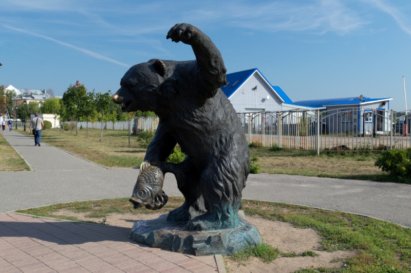 1000th anniversary of the city, bear sculpture, presented by Zurab Tsereteli